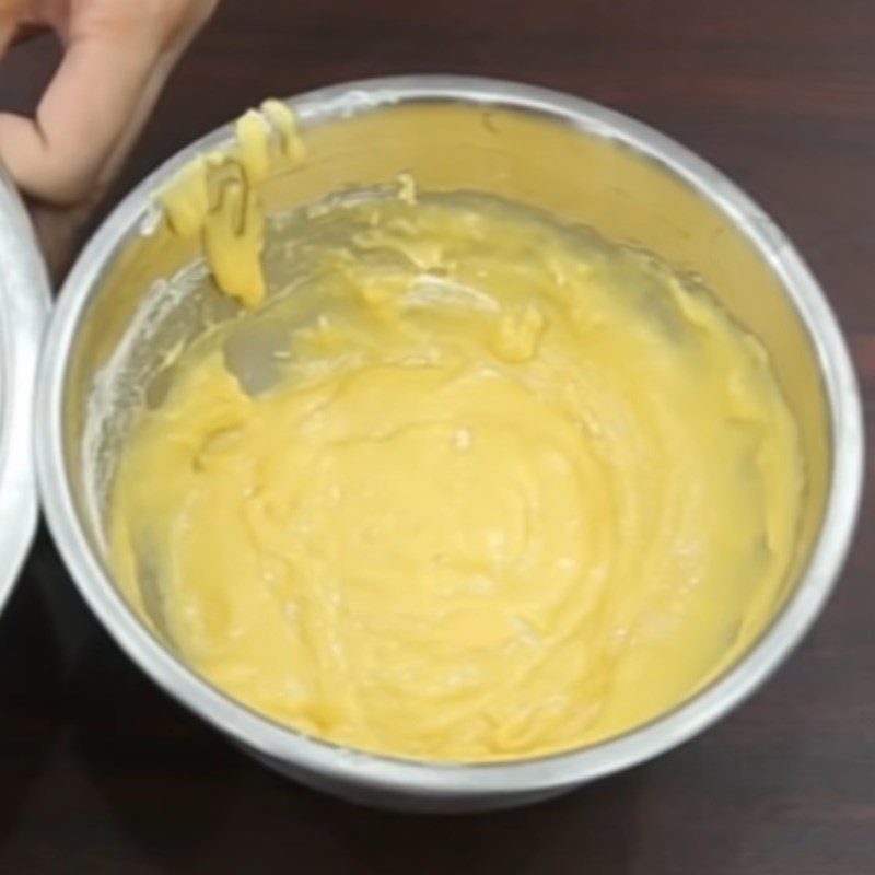 Step 2 Mix the egg yolk and flour mixture for the sponge cake using a rice cooker