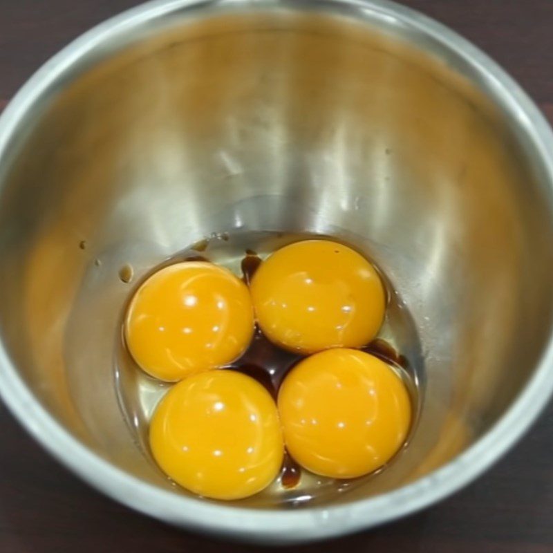 Step 2 Mix the egg yolk and flour mixture for the sponge cake using a rice cooker