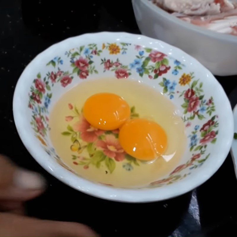 Step 2 Mixing the shrimp paste mixture Shrimp paste steamed egg with fried pork fat