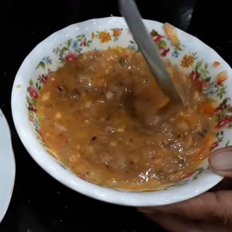 Step 2 Mixing the shrimp paste mixture Shrimp paste steamed egg with fried pork fat