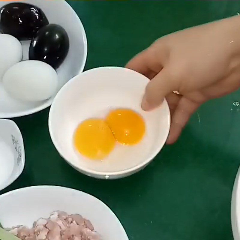 Step 2 Mixing the egg mixture Three-color steamed eggs