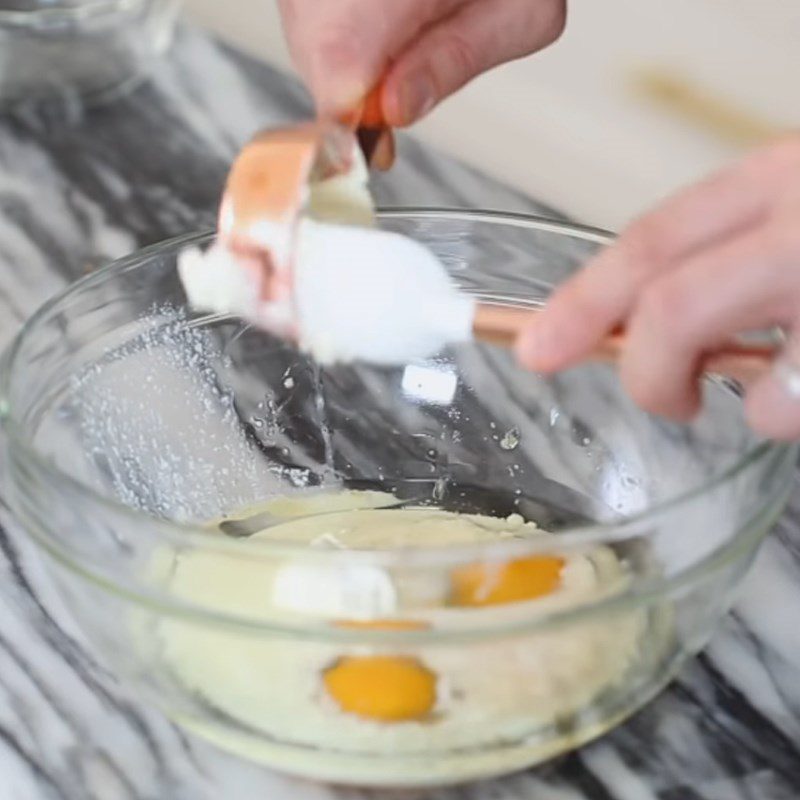 Step 2 Mix the egg mixture for Santa Claus cupcake