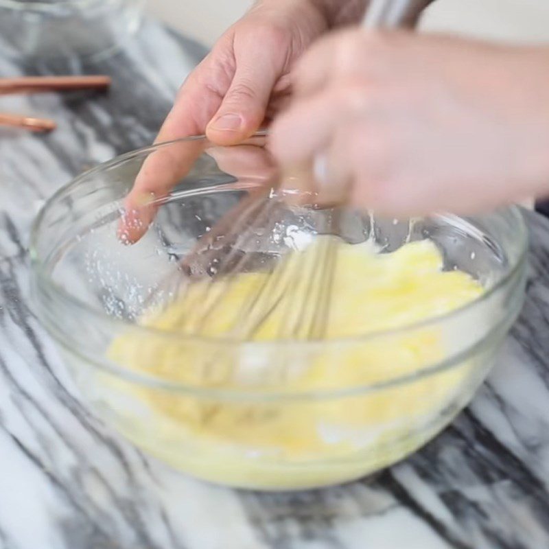 Step 2 Mix the egg mixture for Santa Claus cupcake