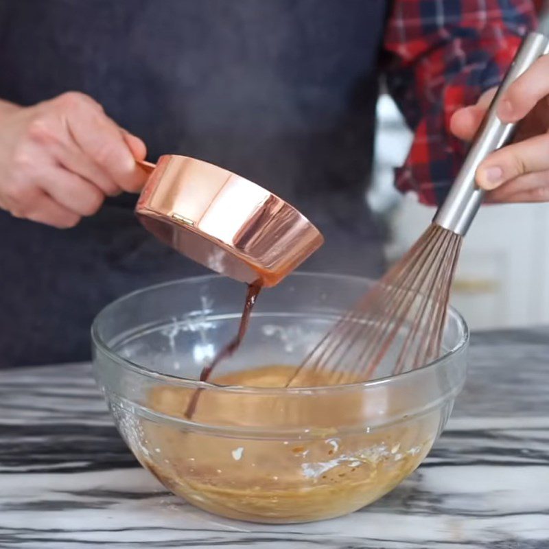 Step 2 Mix the egg mixture for Santa Claus cupcake