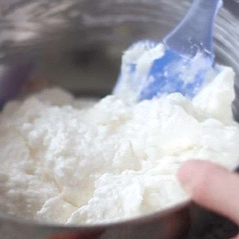 Step 2 Mix the egg mixture with dried coconut flakes Coconut mold cake