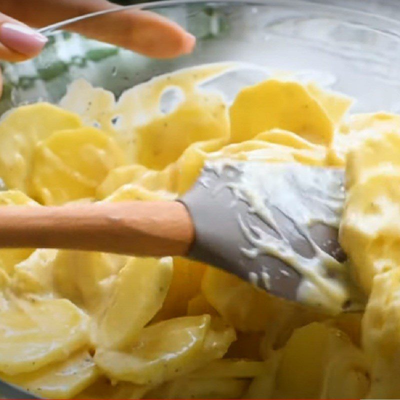 Step 5 Mixing potatoes French-style baked potatoes - Potatoes gratin