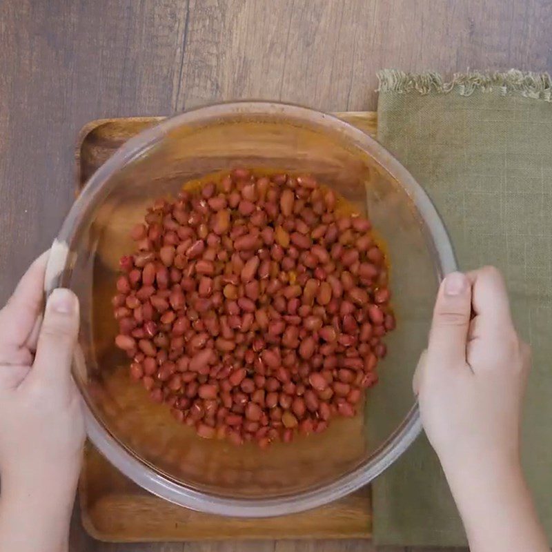 Step 4 Mix peanuts with five-spice and let them rest Roasted peanuts with five-spice