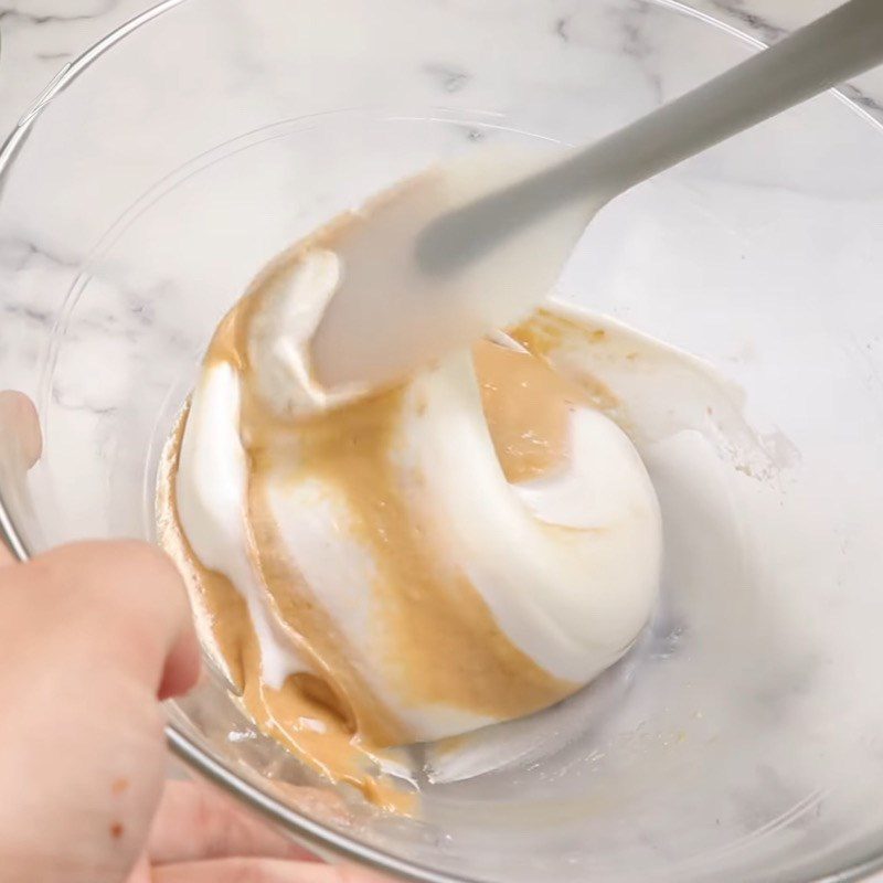 Step 4 Mix egg whites and cake flour for black sugar pearl milk tea using an air fryer