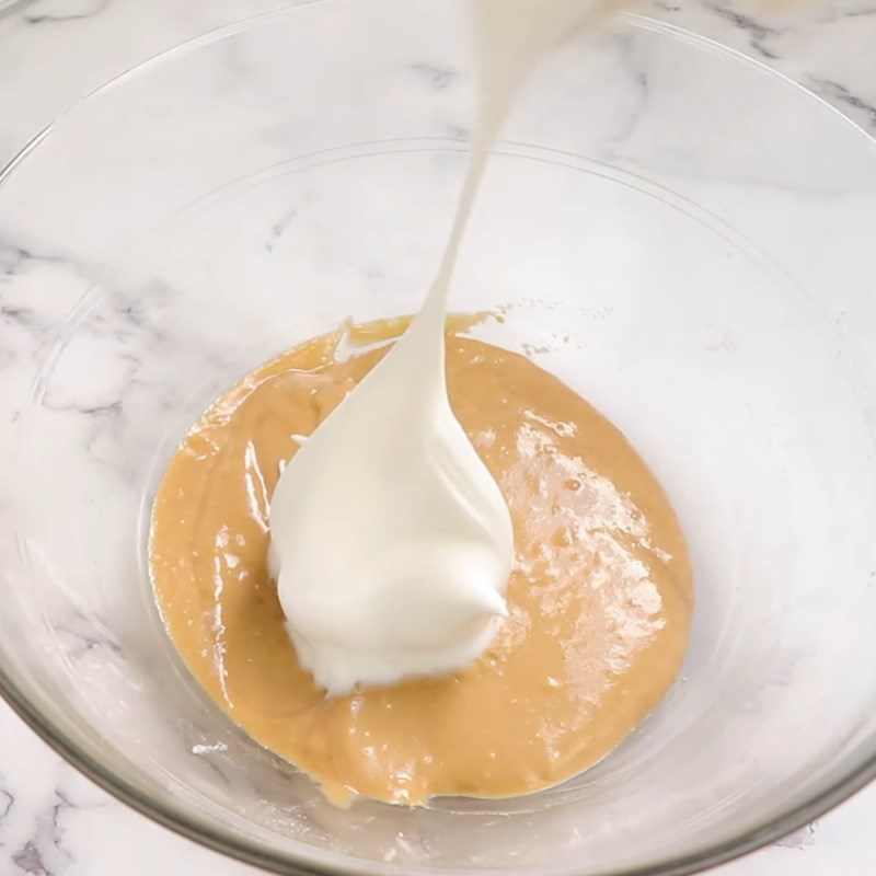 Step 4 Mix egg whites and cake flour for black sugar pearl milk tea using an air fryer