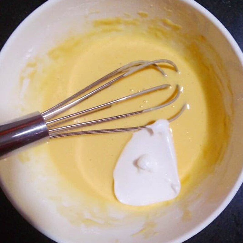 Step 3 Fold the egg whites into the flour mixture for Phèn La cake (recipe shared by a user)