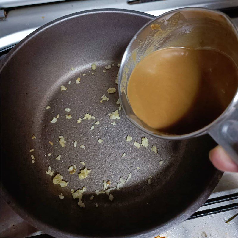 Step 4 Tossing the pasta for spaghetti with soft-boiled egg