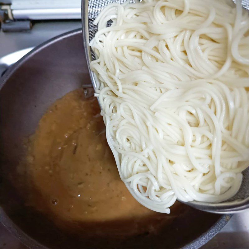 Step 4 Tossing the pasta for spaghetti with soft-boiled egg