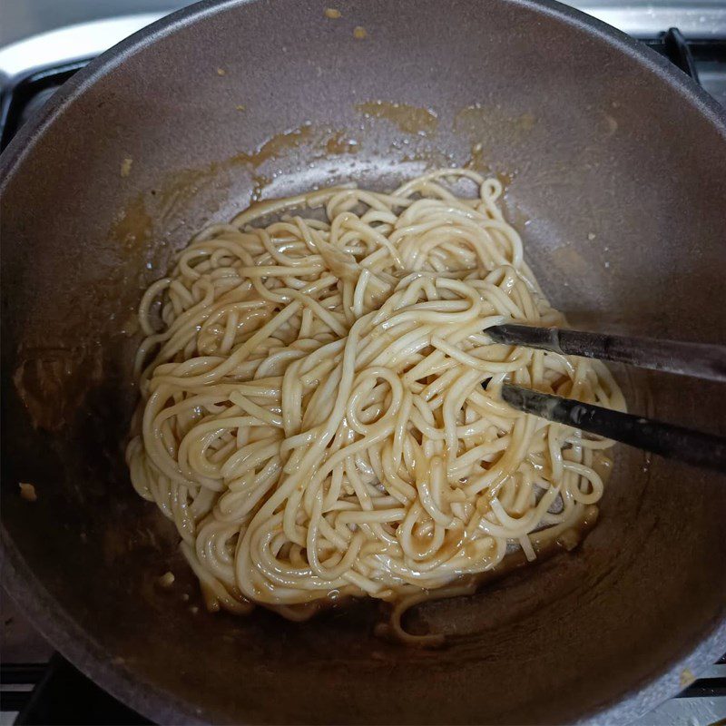 Step 4 Mix pasta with soft-boiled egg and peanut butter sauce