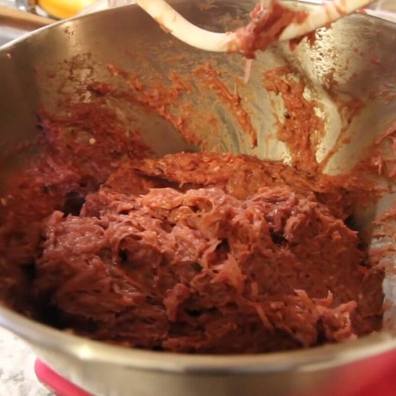 Step 3 Mix the sour beef spring rolls from ground beef