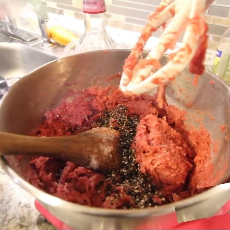 Step 3 Mix the sour beef spring rolls from ground beef