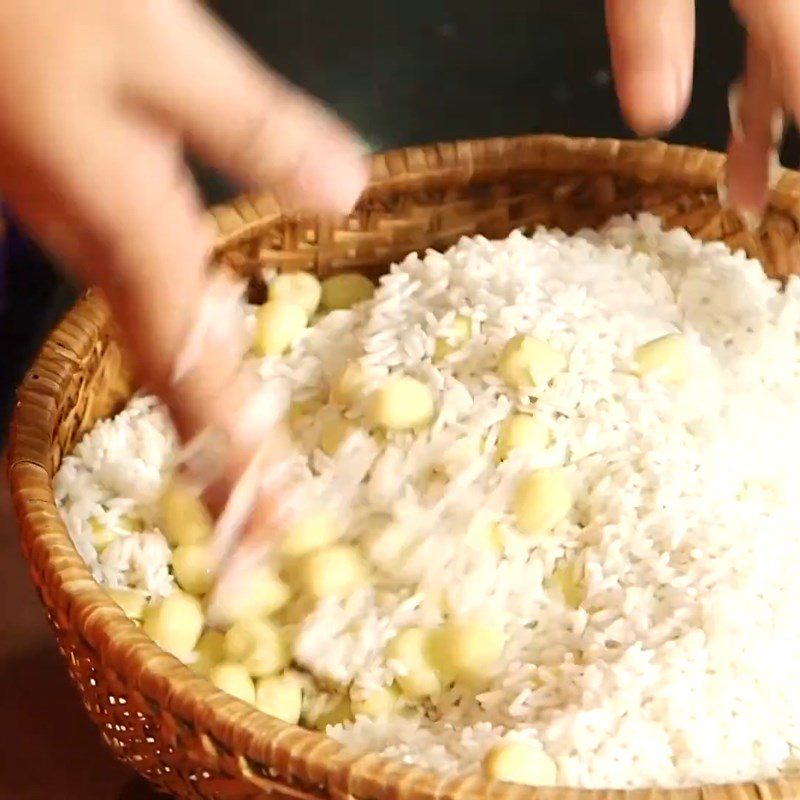 Step 4 Mixing sticky rice and steaming Chicken sticky rice with lotus leaves