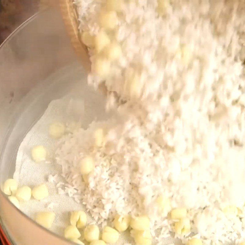 Step 4 Mixing sticky rice and steaming Chicken sticky rice with lotus leaves