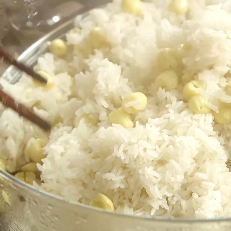 Step 4 Mix the sticky rice and steam the sticky rice Chicken sticky rice with lotus leaf sautéed chicken