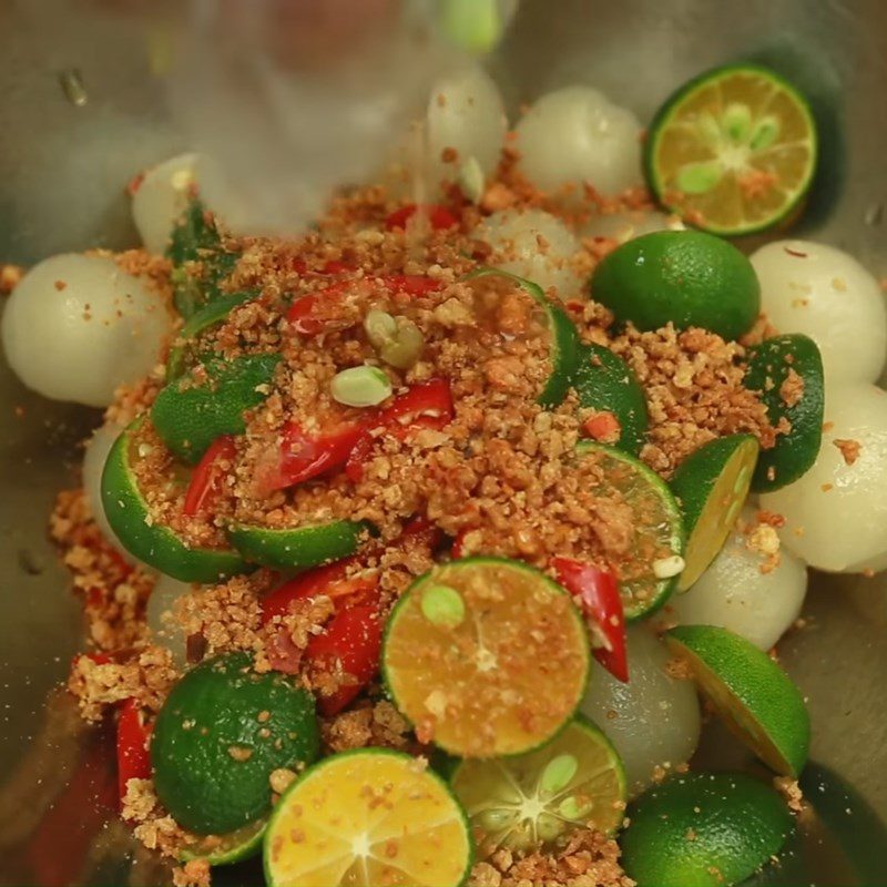 Step 2 Mix the ingredients for rambutan mixed with calamondin salt