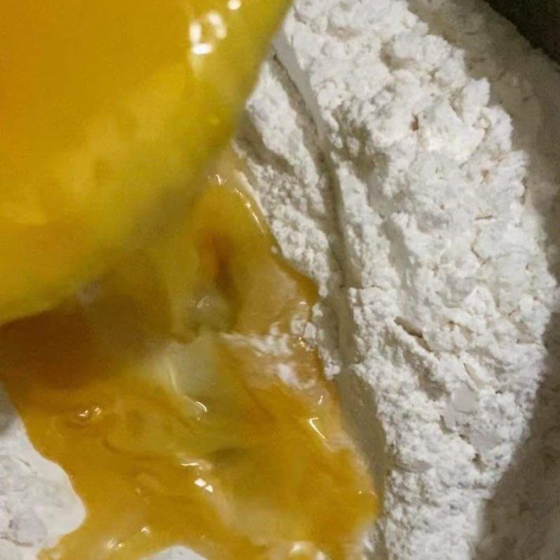 Step 1 Mixing ingredients for Butter Flower Bread (recipe shared by users)