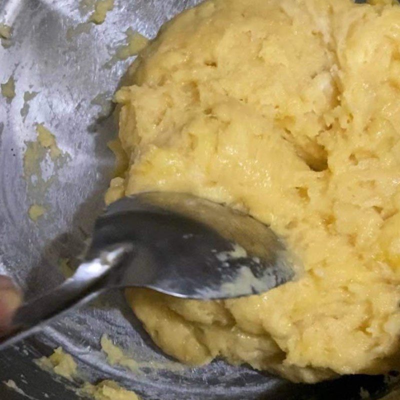 Step 1 Mixing ingredients for Butter Flower Bread (recipe shared by users)