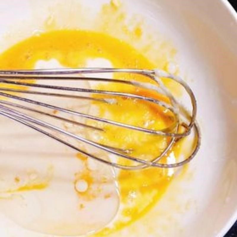 Step 2 Mix the ingredients to make the Egg Cream Sponge Cake using an air fryer