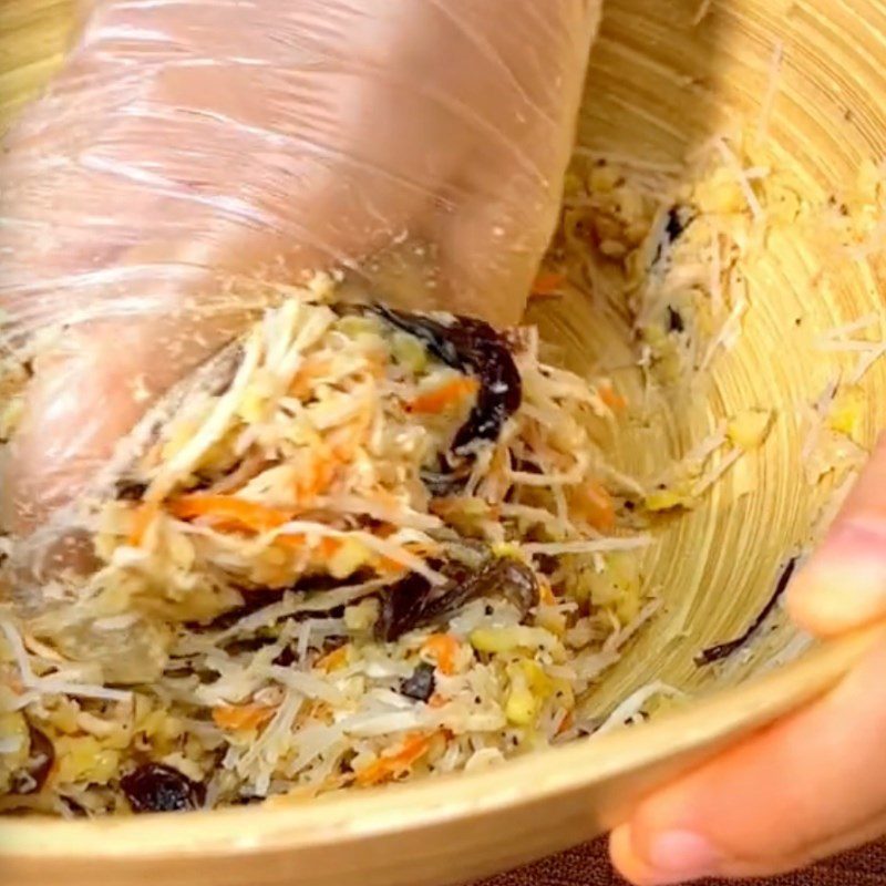 Step 2 Mix the ingredients to make the vegetarian spring roll filling