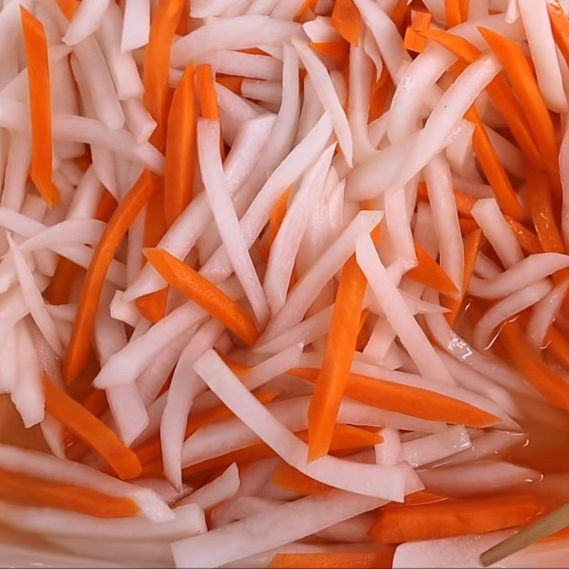 Step 3 Mix the ingredients with salt for sweet and sour pickled radish