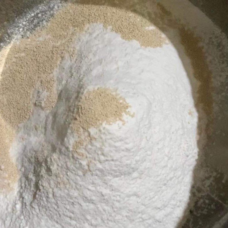 Step 1 Mixing ingredients for Butter Flower Bread (recipe shared by users)