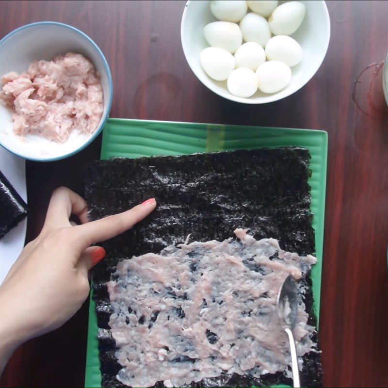 Step 2 Roll the seaweed Quail Egg Seaweed Rolls