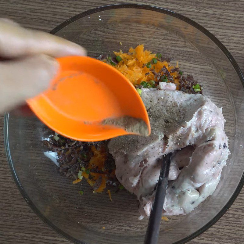 Step 2 Mix the filling for the sausage Steamed eggs with patterns