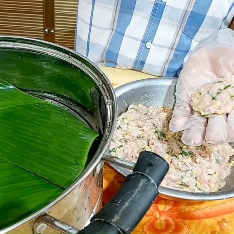 Step 2 Mix the filling and shape Mung bean meatballs