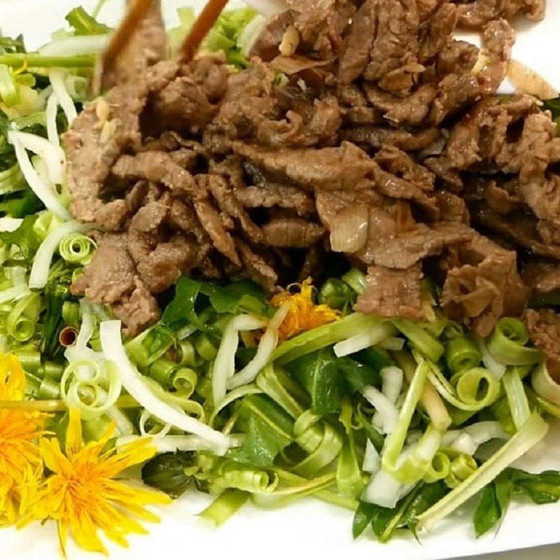 Step 5 Mixing salad Dandelion salad with beef