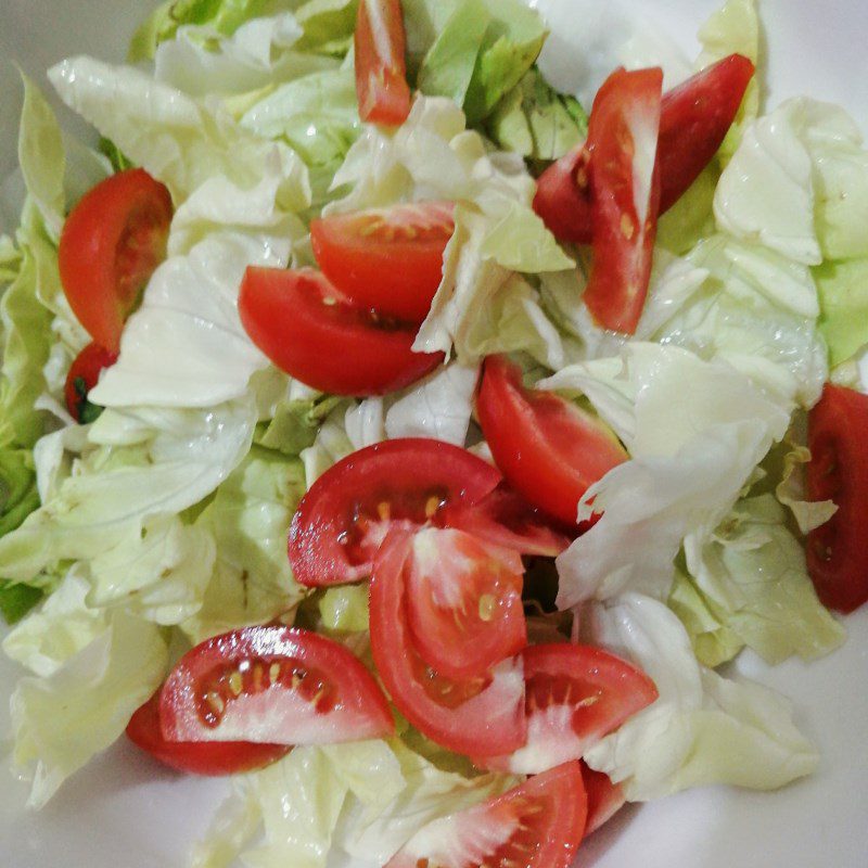 Step 4 Mixing the salad Seaweed salad with fresh shrimp