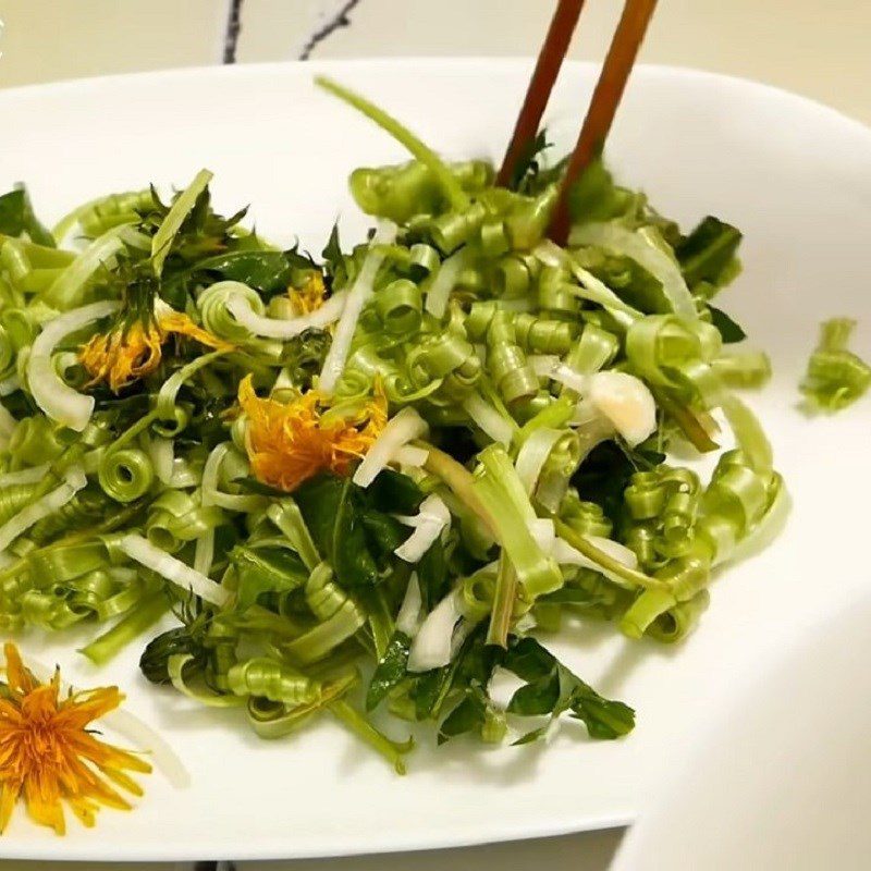 Step 5 Mixing salad Dandelion salad with beef