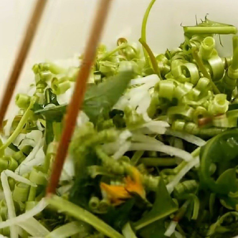 Step 5 Mixing salad Dandelion salad with beef