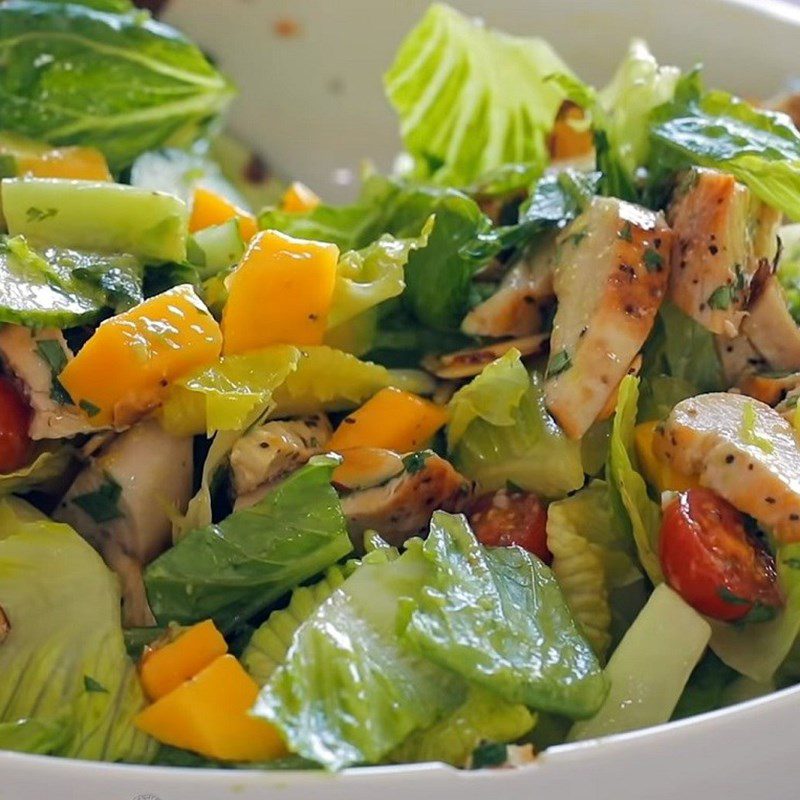 Step 4 Mix grilled chicken salad with mango avocado