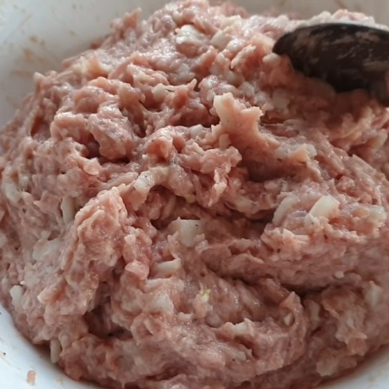 Step 2 Mixing meat for grilled spring rolls from the western region using a pan