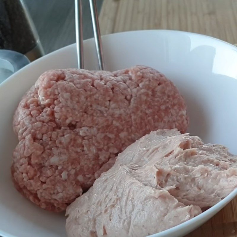 Step 2 Mixing meat for grilled spring rolls from the western region using a pan