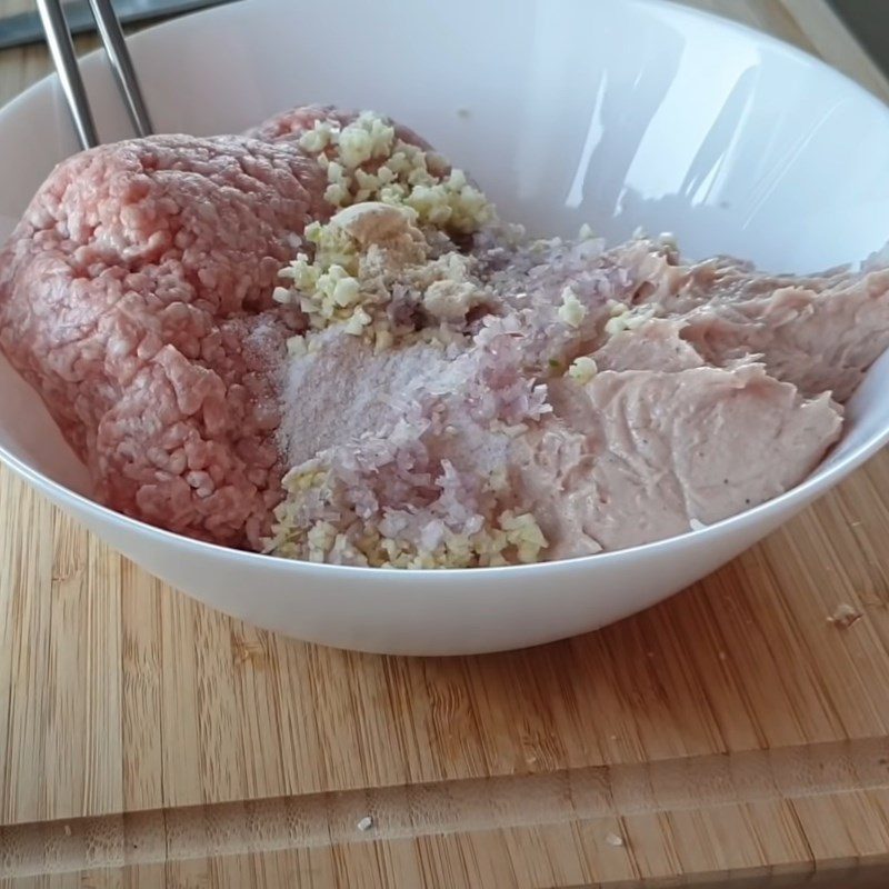 Step 2 Mixing meat for grilled spring rolls from the western region using a pan