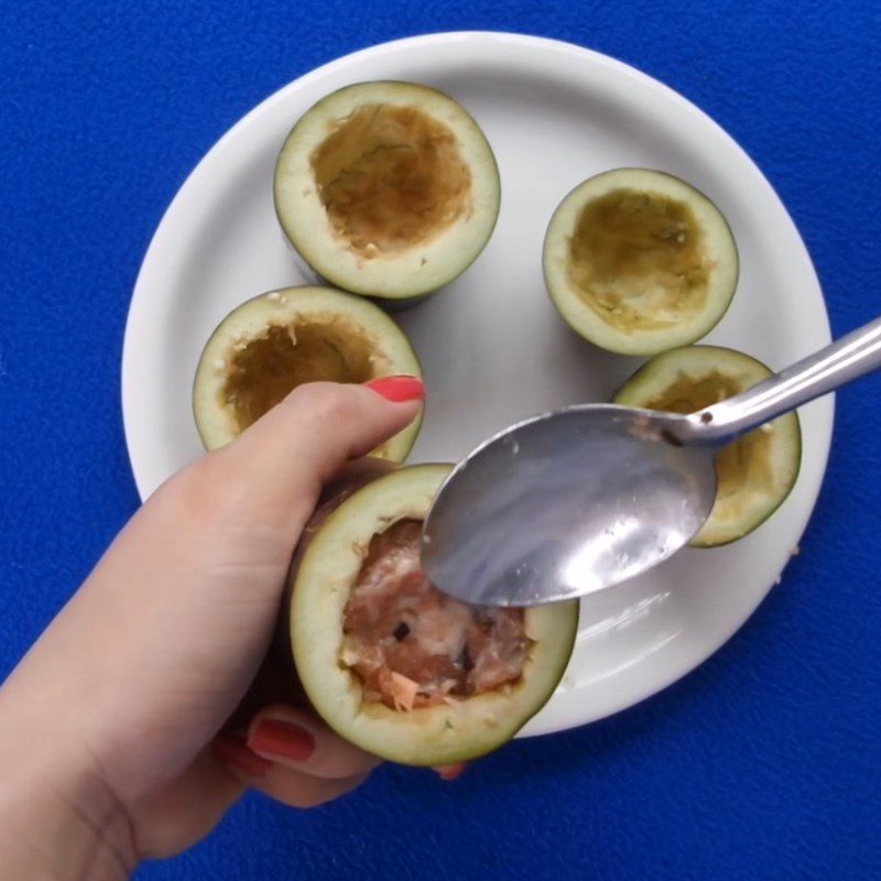 Step 2 Mix minced meat and stuff the eggplant Stuffed eggplant with minced meat steamed with scallion oil