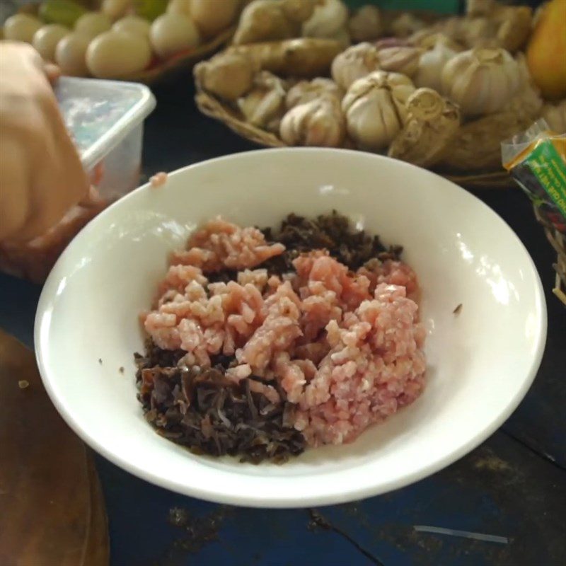 Step 3 Marinate the meat Steamed snakehead fish with cassava