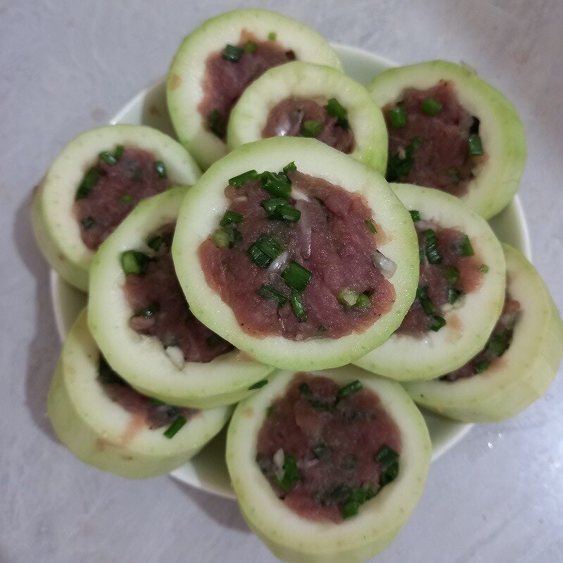 Step 2 Mix, marinate the meat and stuff the filling Steamed stuffed gourd