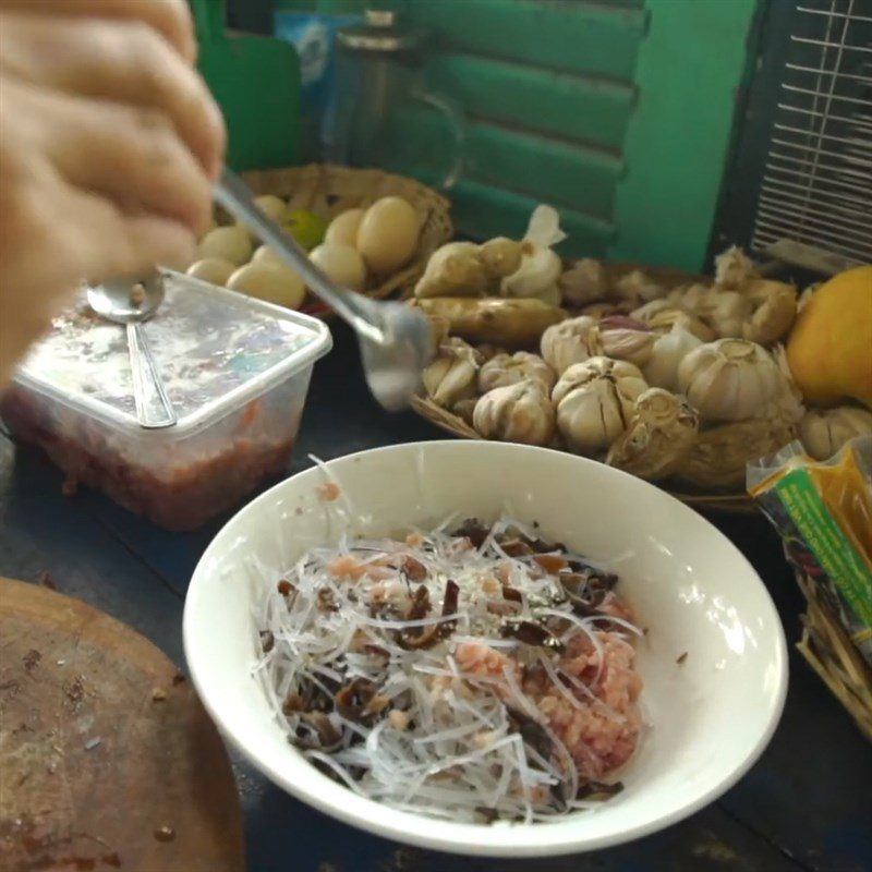 Step 3 Marinate the meat Steamed snakehead fish with cassava