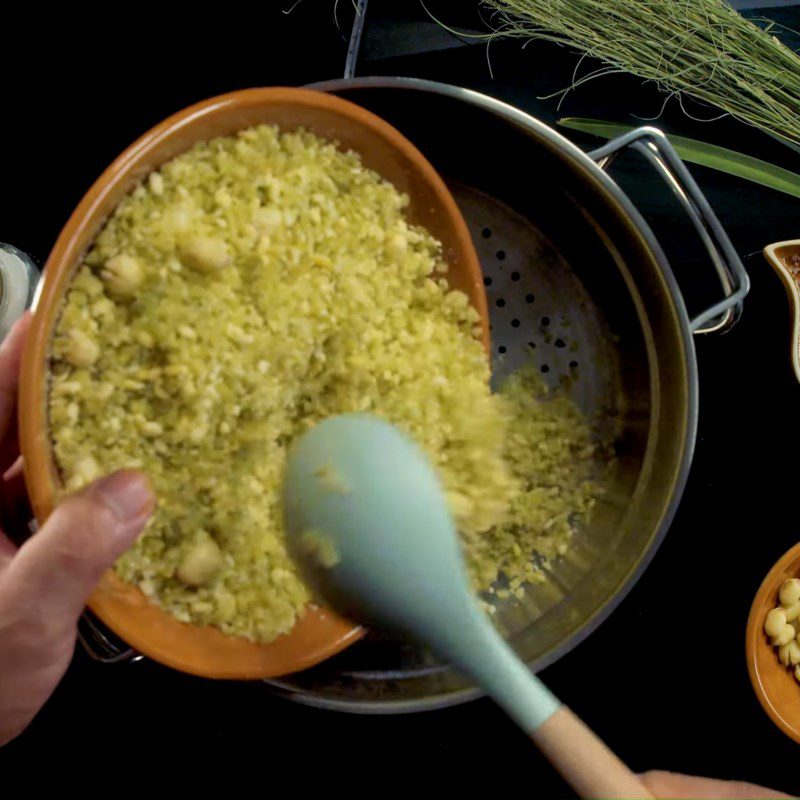 Step 5 Mixing and steaming sticky rice Sticky rice with lotus seeds and chicken fat