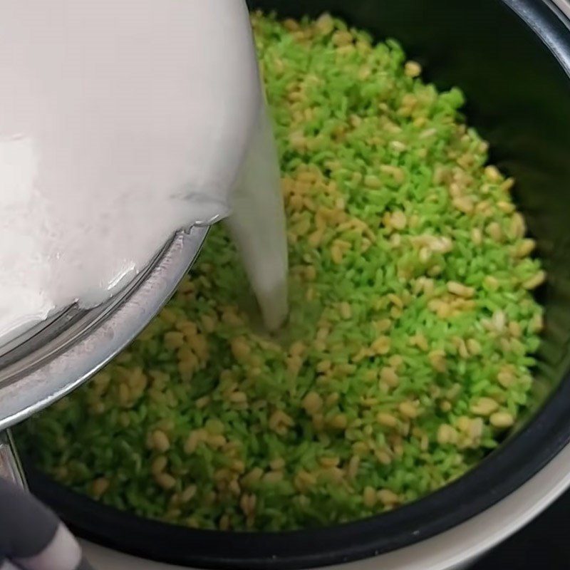 Step 4 Mix and steam sticky rice with mung beans and pandan leaves