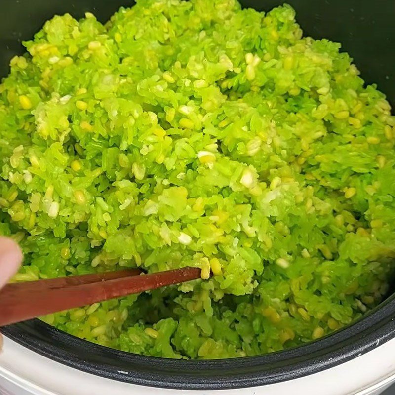 Step 4 Mix and steam sticky rice with mung beans and pandan leaves