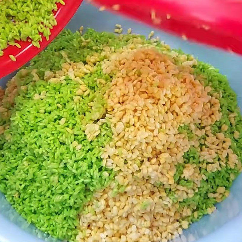 Step 4 Mix and steam sticky rice with mung beans and pandan leaves