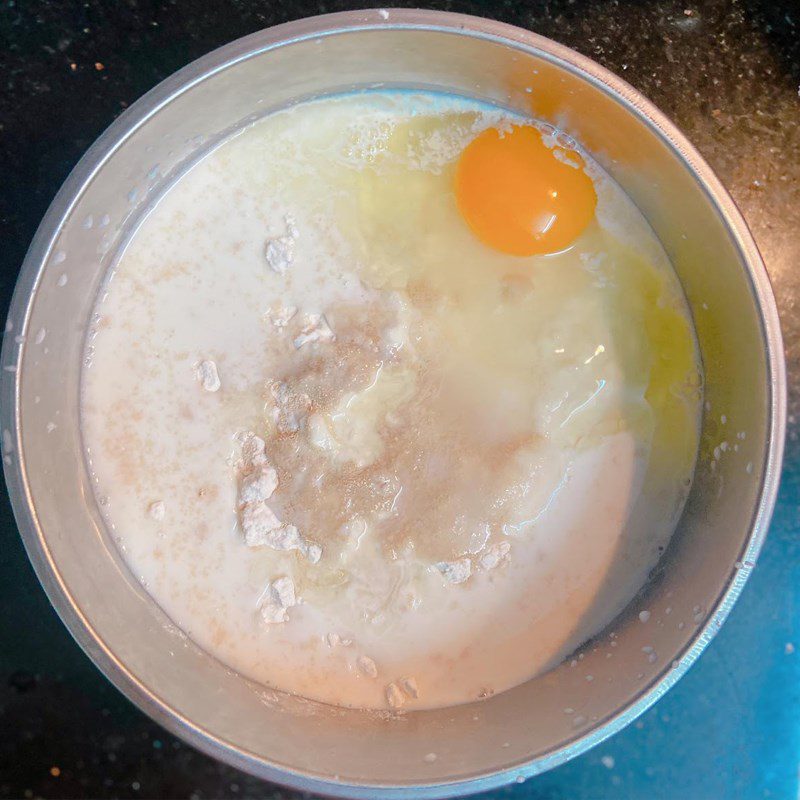 Step 1 Mix and knead the dough for Cade bread with chicken eggs