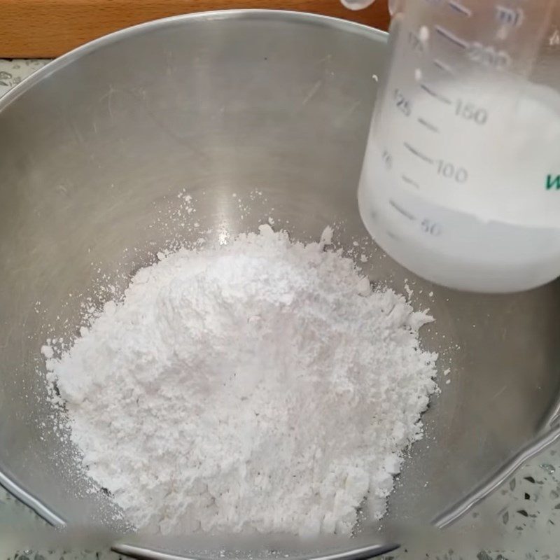 Step 1 Mix and knead the dough for Thai banana sticky rice balls